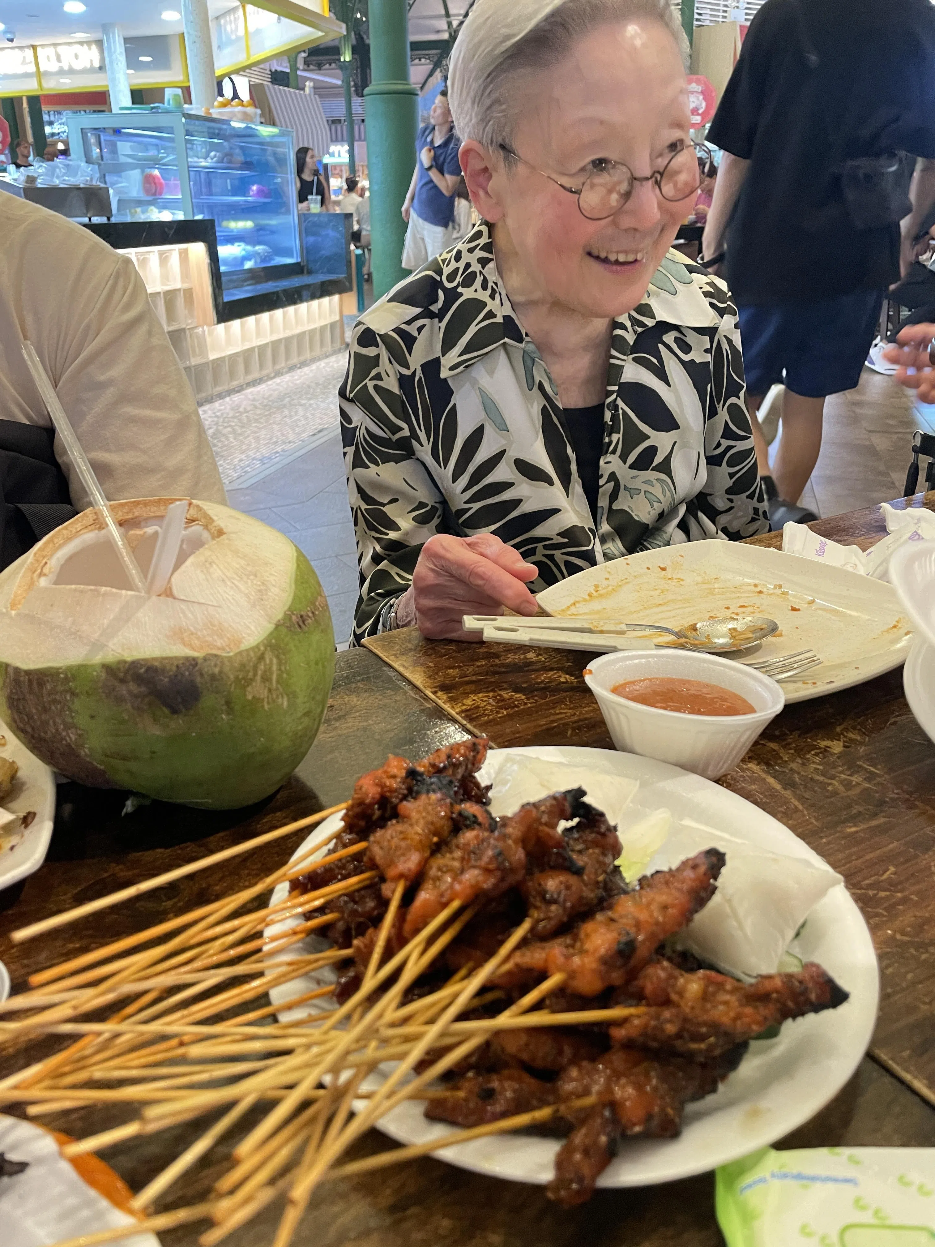 老巴刹的诸多小贩美食，唯有沙爹最接近她记得的狮城口味。（林方伟摄）