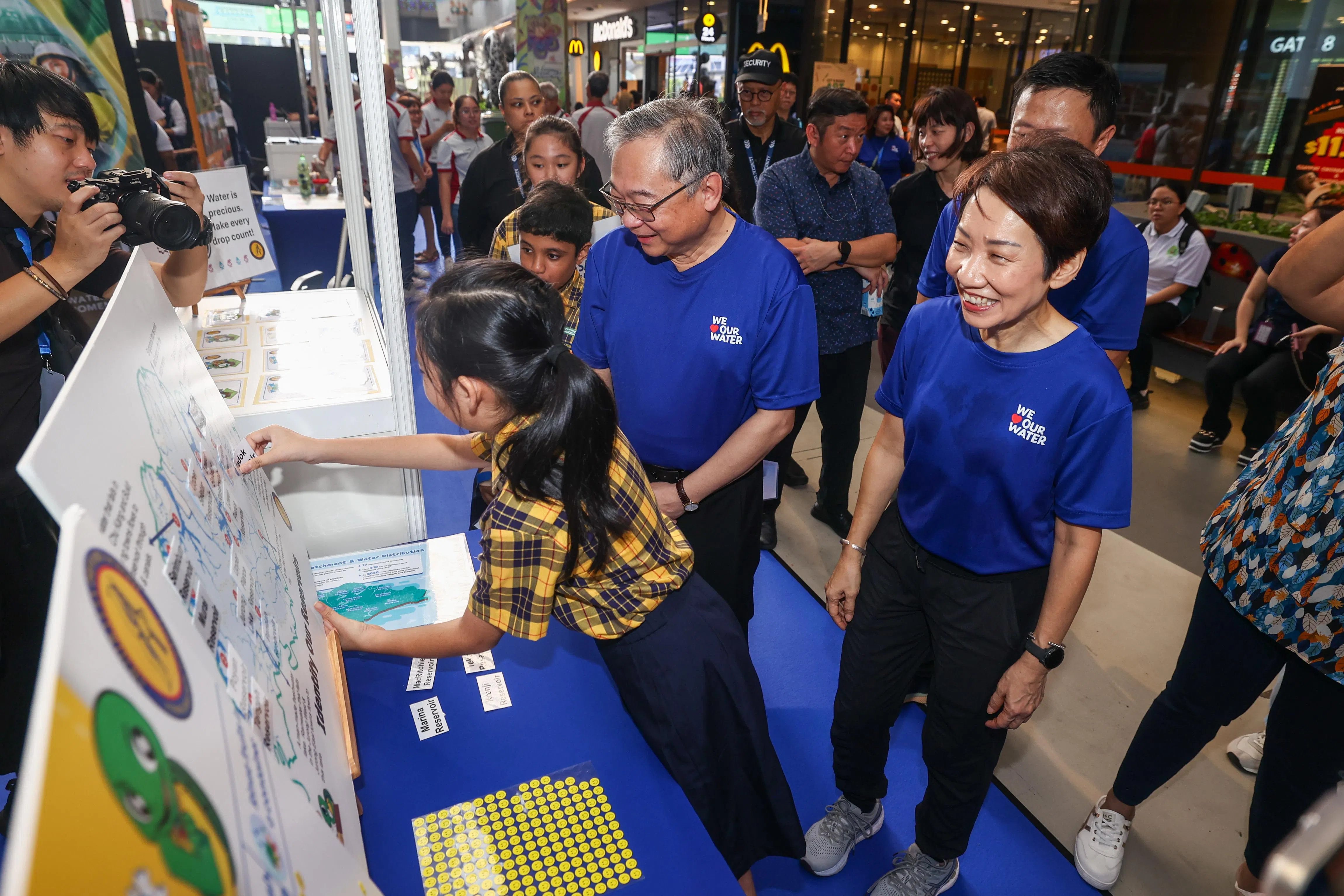 副总理兼贸工部长颜金勇（前排右二），连同永续发展与环境部长傅海燕（前排右一）出席推介活动。（白艳琳摄）