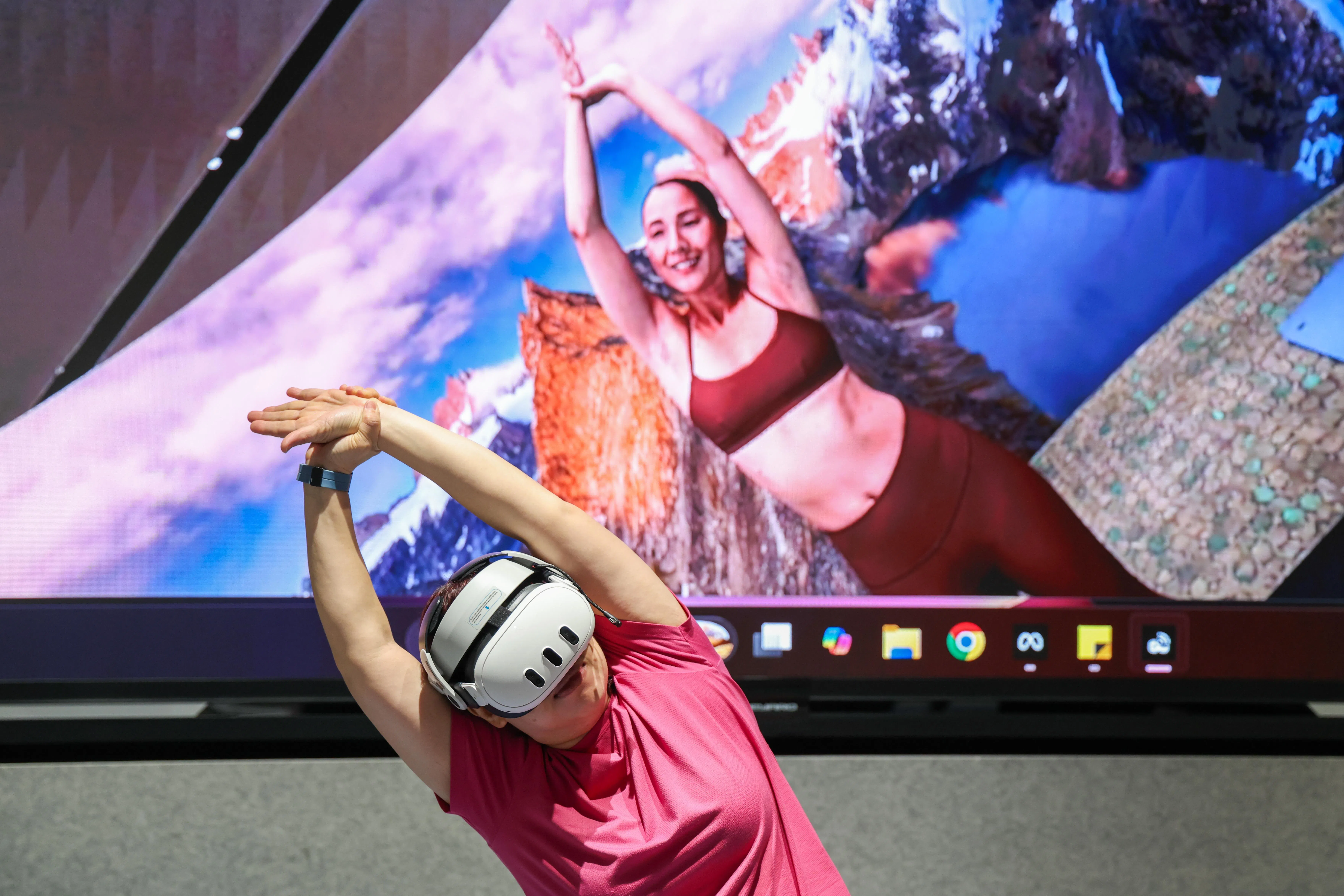 共和理工学院在中央公共图书馆举办的“混合现实技术瑜伽体验”，荧屏显示的是参与者所看到的景象。（陈斌勤摄）