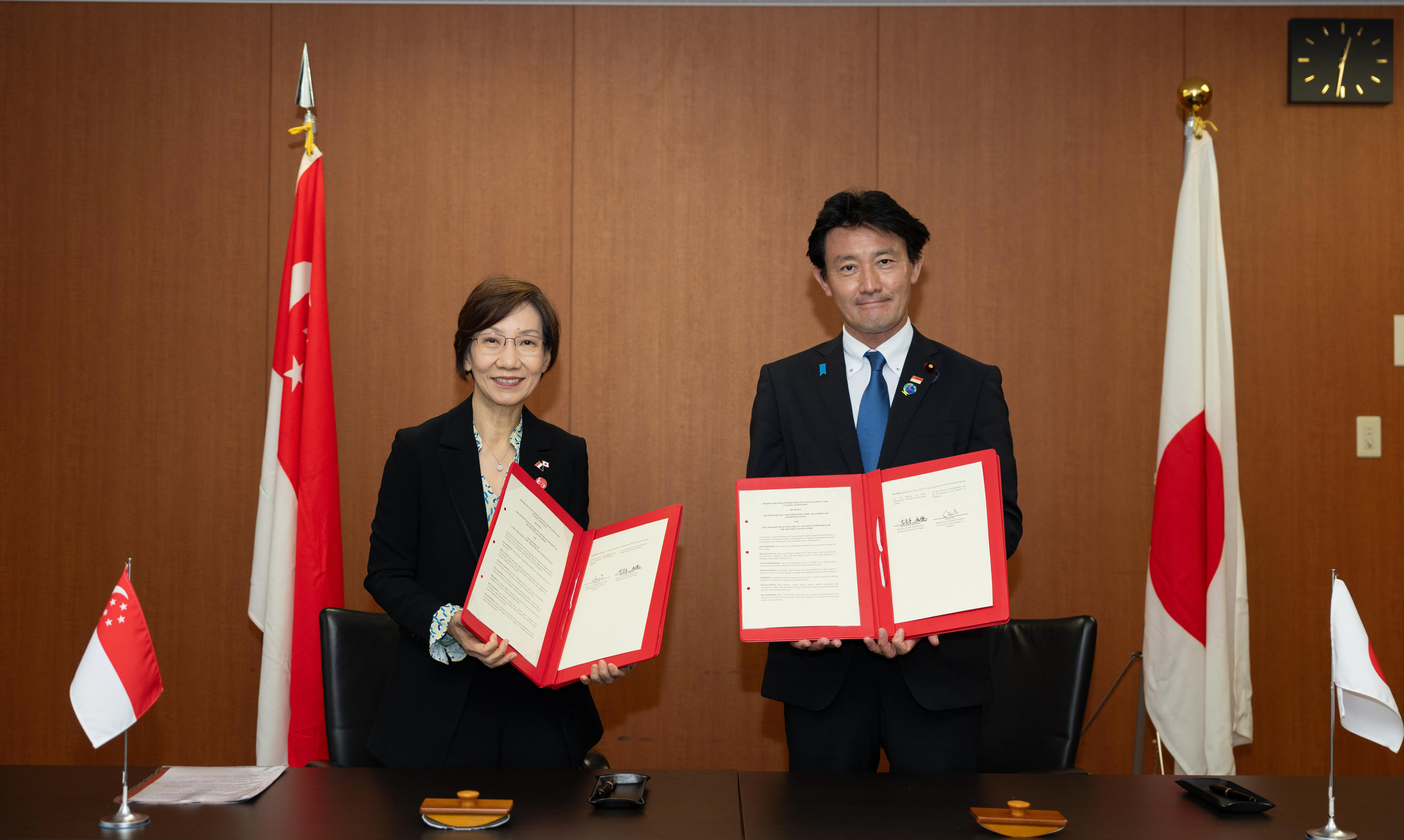 傅海燕（左）也在星期五（25日）同日本国土交通大臣井林辰宪续签了《气候科学及气候适应合作备忘录》，进一步深化新日两国在气候适应领域的合作。（永续发展与环境部提供）