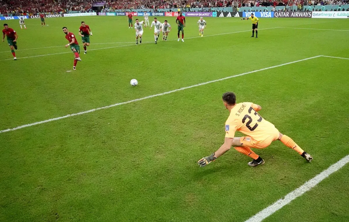 布鲁诺·费尔南德斯主踢罚球命中，助葡萄牙以2比0战胜乌拉圭。（路透社）