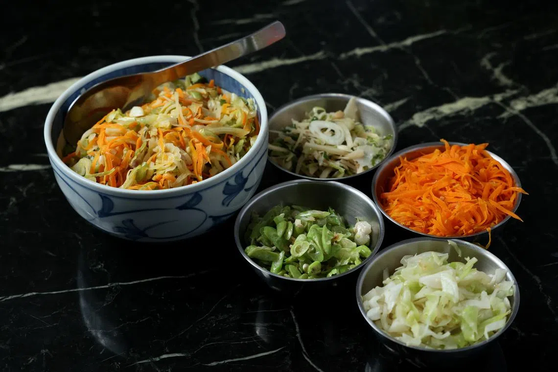 传统福建薄饼常见的食材包括红萝卜、四季豆、包菜、青蒜和冬笋等。（龙国雄摄）