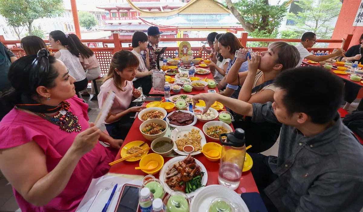 小贩中心食物选择多，用餐预算丰俭由人。（档案照片）