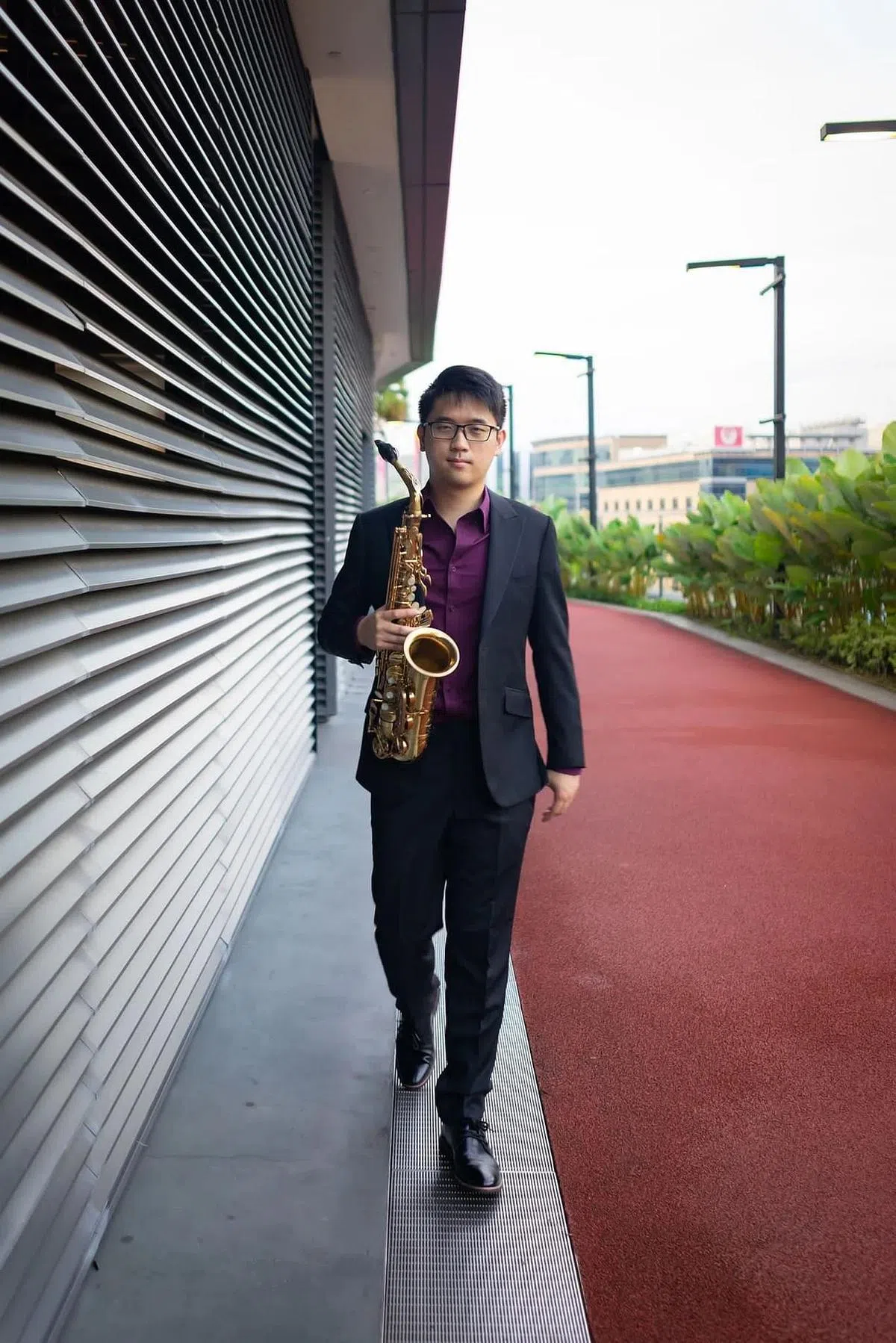 潘培铭借由现代乐器萨克斯风，醉心古典音乐。（受访者提供）