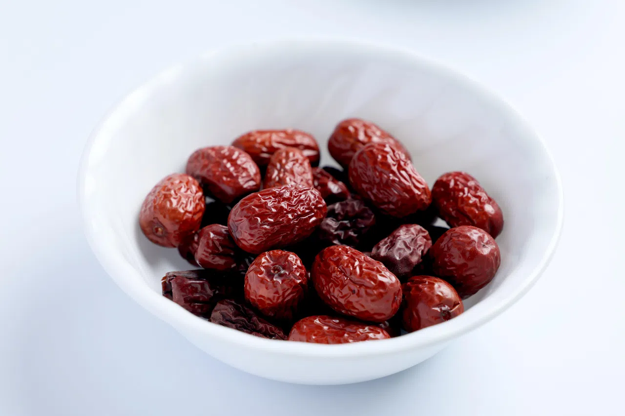 红枣营养丰富，食用方法多样，蒸炖煨煮皆可。（龙国雄摄）