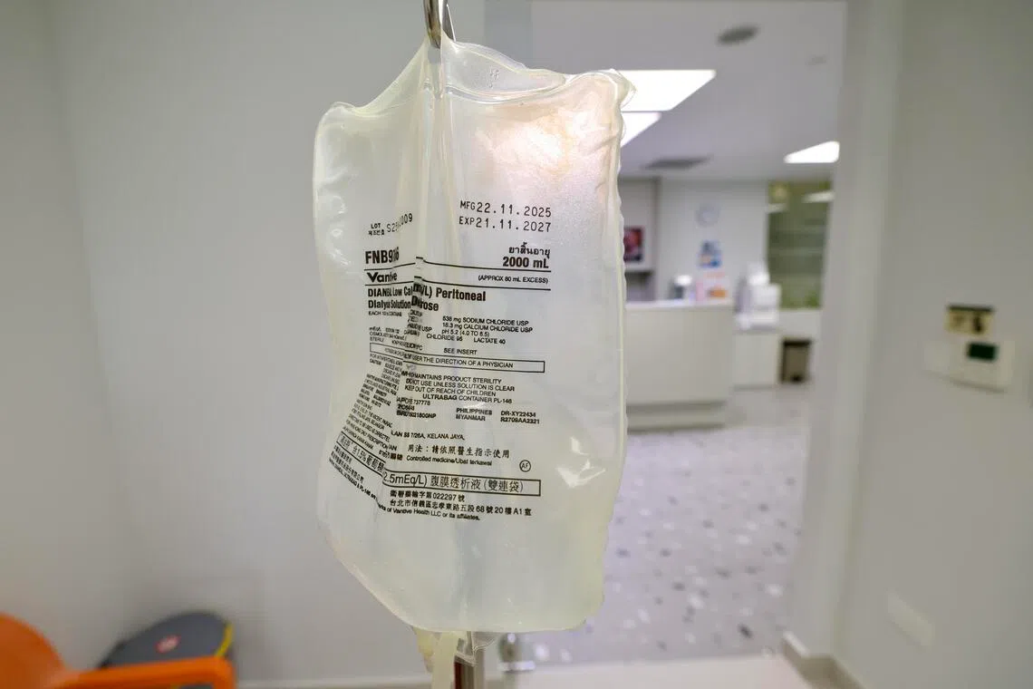 王伟光说，若出国旅行，一天至少需要8公升透析液；幸好腹膜透析有全球配送服务，否则一趟欧洲行就得携带近百公升透析液。（陈斌勤摄）