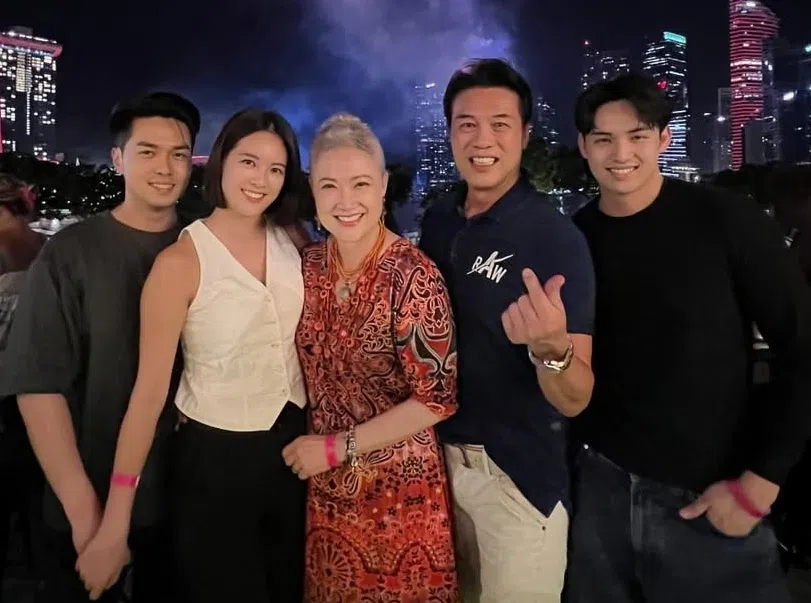 伍思翰（左一）即将成为郑家的女婿。（取自IG）