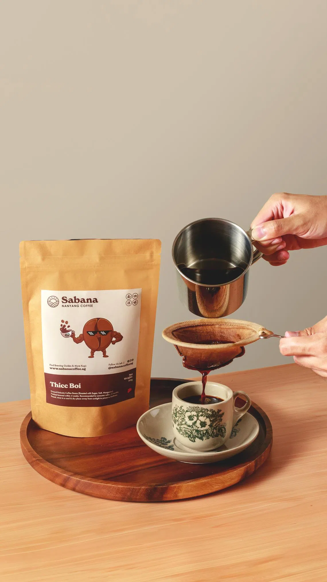 Sabana Coffee的包装时尚，但蓝江明坚持咖啡袜冲泡的传统。（受访者提供）