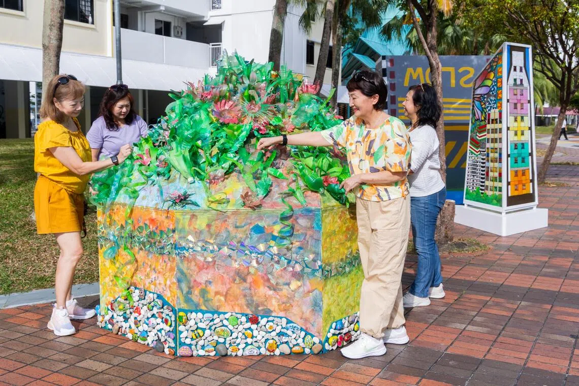为欢庆新加坡建国60周年，人协推出SG60巨型艺术装置“巨型艺乐”。淡滨尼北的装置艺术作品“是个好地方”（It’s a good place），灵感源自淡滨尼是本地首个生态城的定位，突出了区内的绿意。（吴先邦摄）
