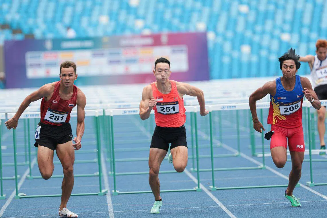 洪晨翔（中）和纳塔彭（左）冲线时难分高下，夺得铜牌的菲律宾选手（右）最后成绩也只比他们慢0.024秒。（李冠卫摄）