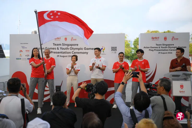 我国两届奥运会选手、击剑女将可丽雅（左一）将担任新加坡代表团在9月19日开幕的爱知－名古屋亚运会擎旗手。永续发展与环境部长兼全国奥理会主席傅海燕（左三）和文化、社区及青年部长兼教育部第二部长梁振伟（左四）是这场授旗礼的特别嘉宾。左二为本届亚运会团长吴启元、右二和右三分别为我国在青奥会的擎旗手——羽毛球小将黄瑱宏和团长西拉斯。 （海峡时报）
