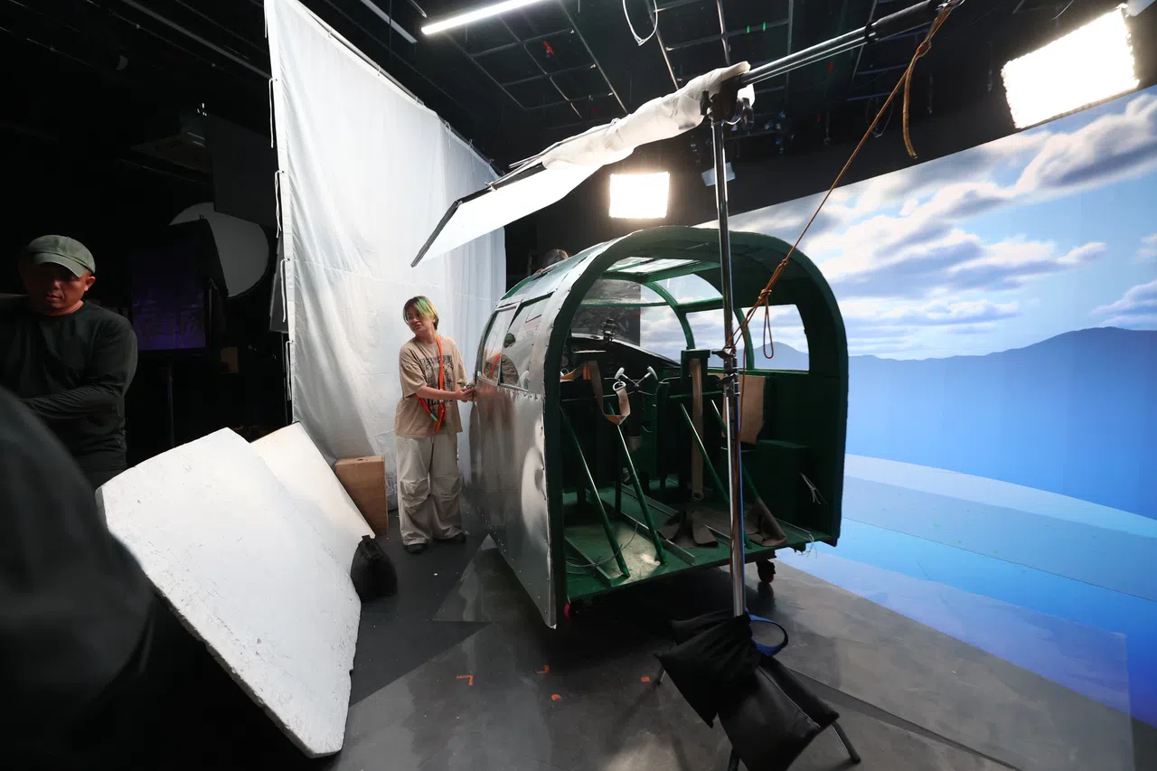 《飞虎》采用比绿布景更先进的技术拍摄，能将画面直接转换成游戏引擎，让演员更身临其境。（唐家鸿摄）