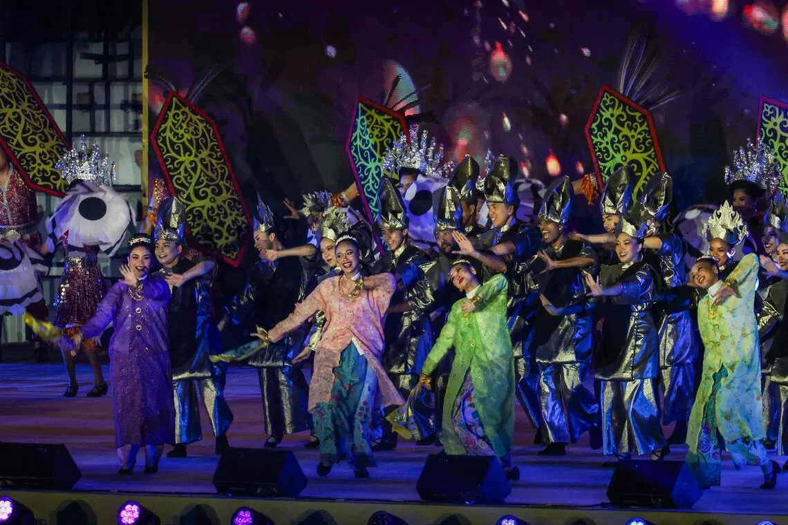 来自马来西亚的舞者通过歌曲和舞蹈表现出和谐统一，反映出不同文化的交织。（白艳琳摄）