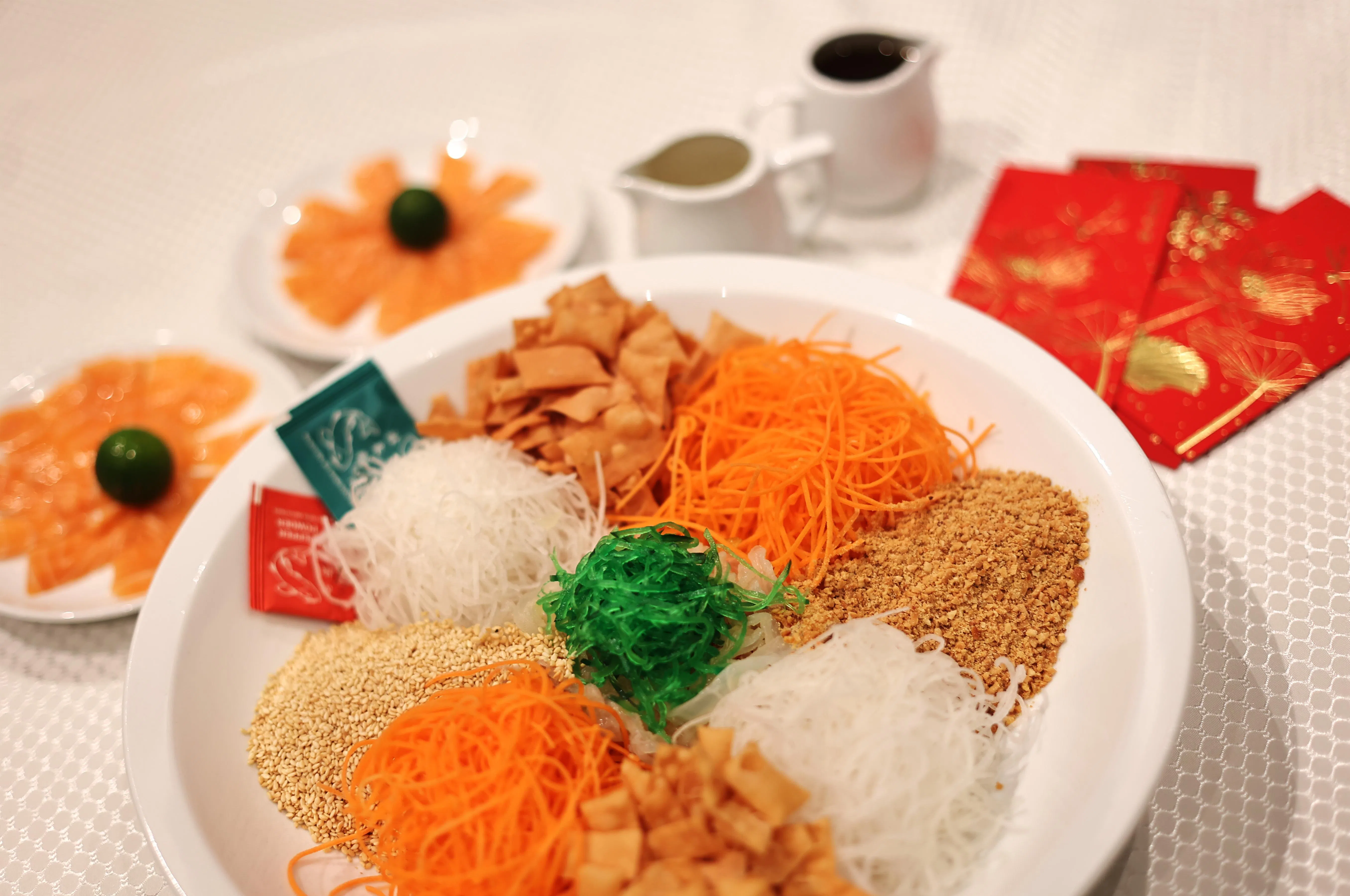 
捞鱼生选用刺生级鲜厚三文鱼片。（陈渊庄摄）