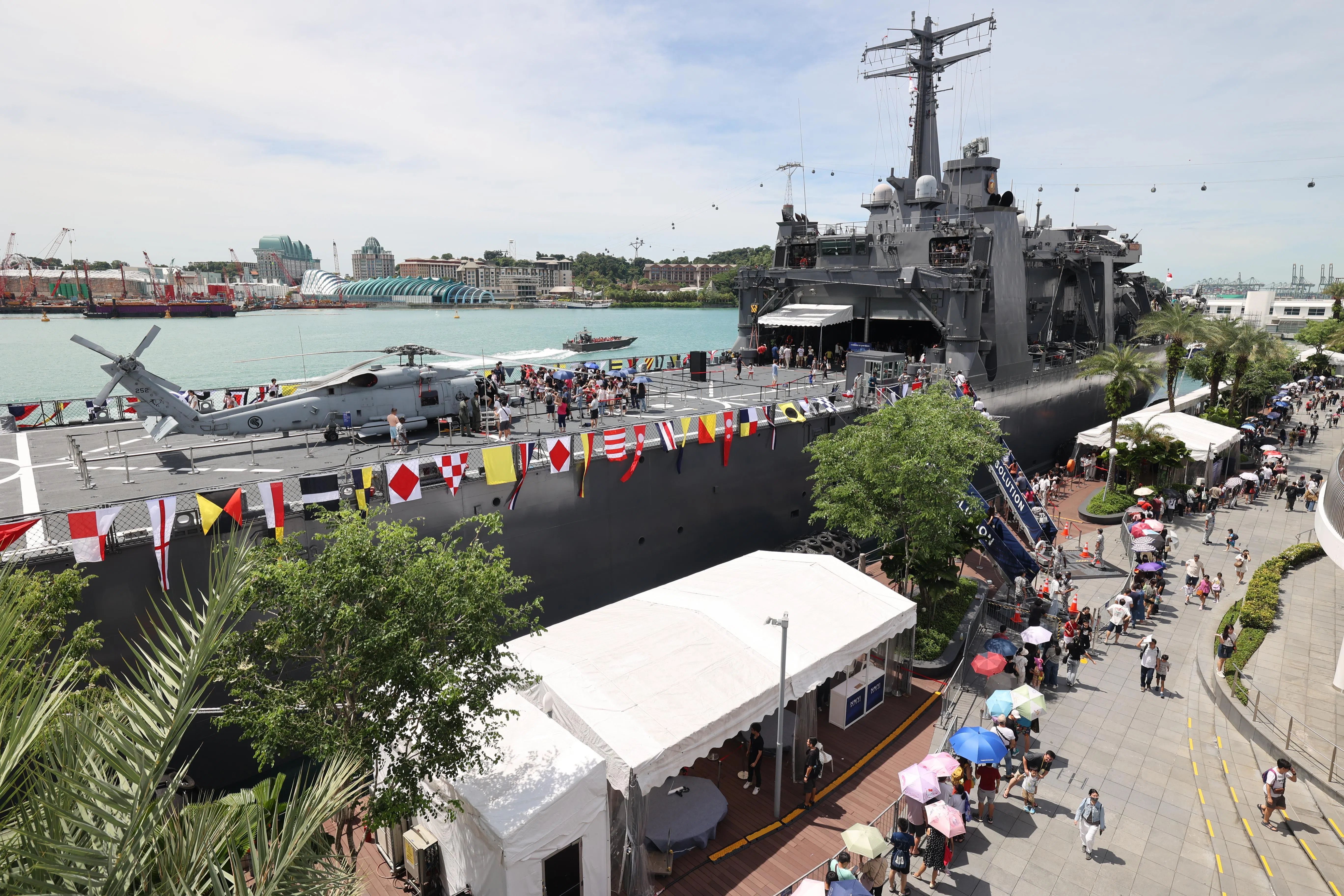 星期天中午有许多人顶着烈日排队上坚决号登陆舰，人龙长约400米。（邝启聪摄）