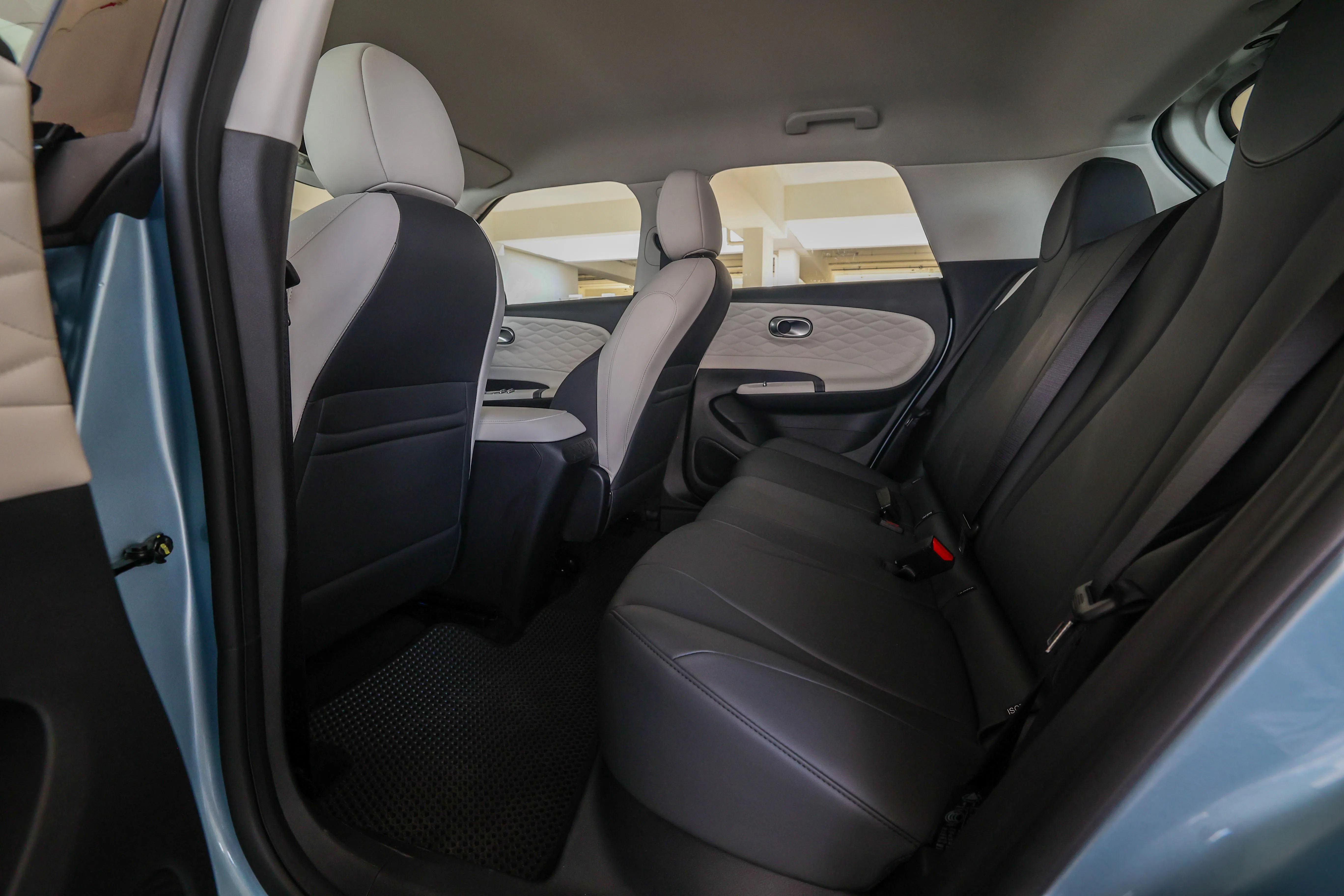 后座空间局促，较适合两个成人乘坐。（陈斌勤摄）