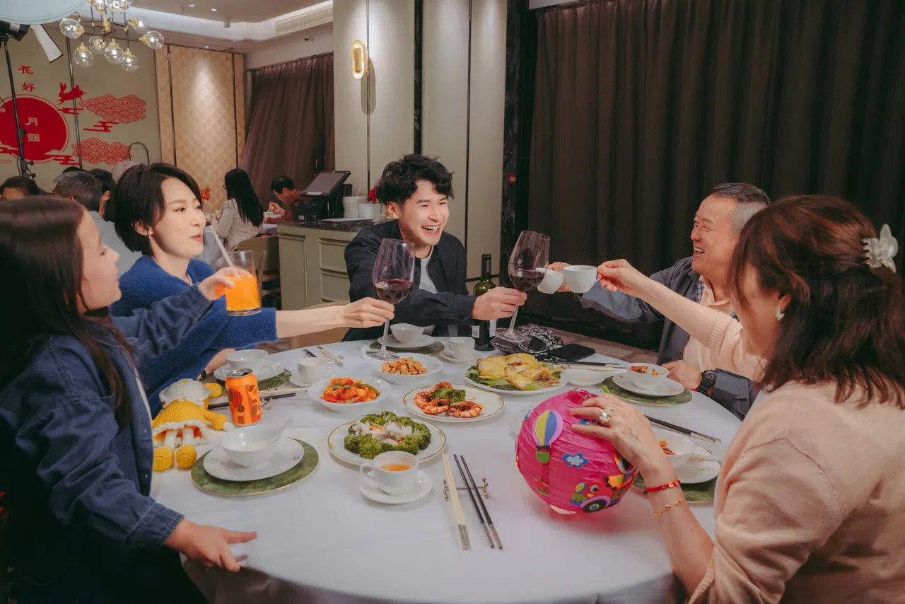 港片《出租家人》探讨“家庭”和“家人”的定义。（邵氏机构提供）