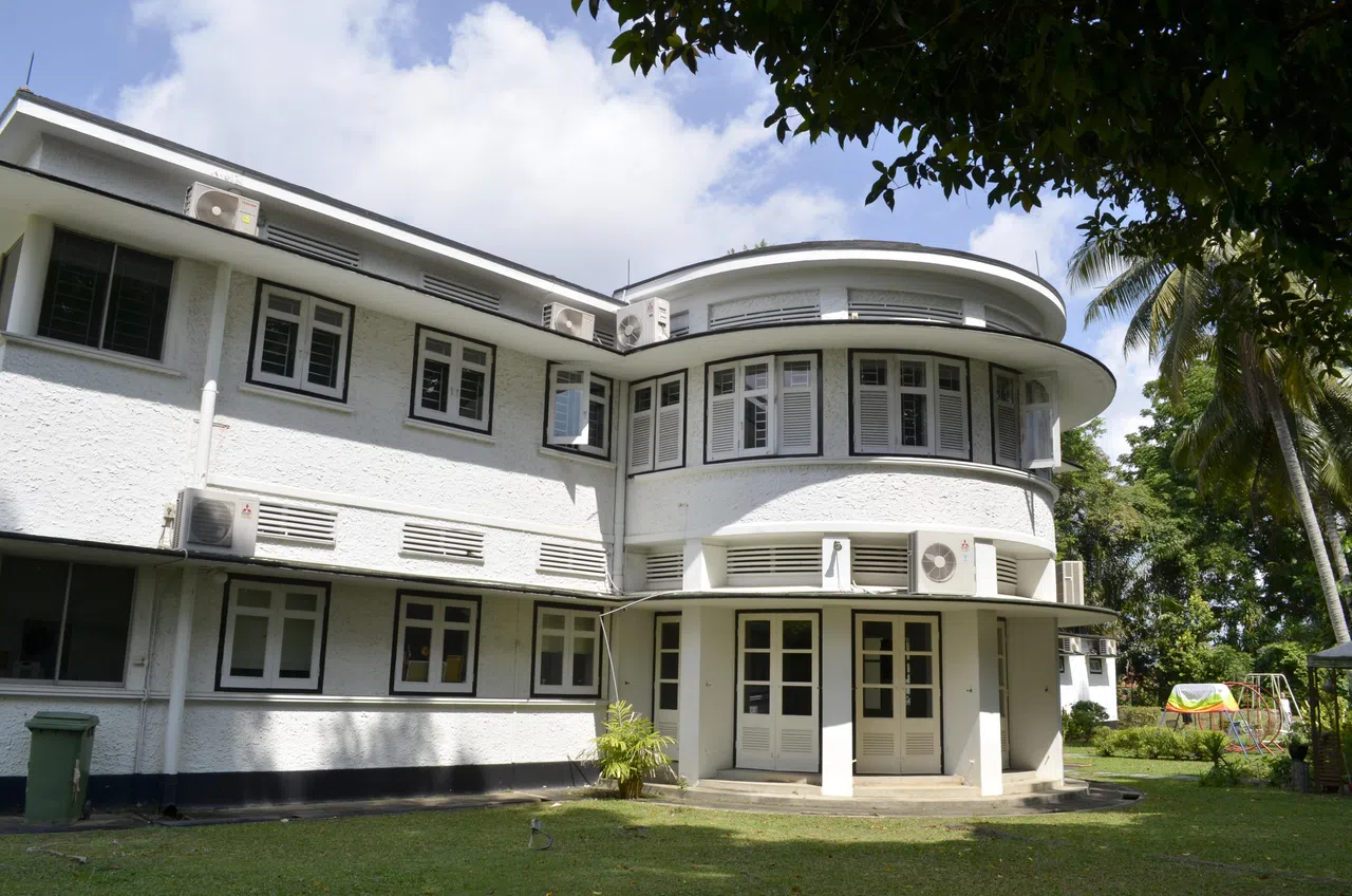 原武吉知马马城管理层居住的洋房也建议保留。这栋二层建筑风格受当时的现代主义影响，有着独特的弧形结构和窗户排布。（市建局提供）