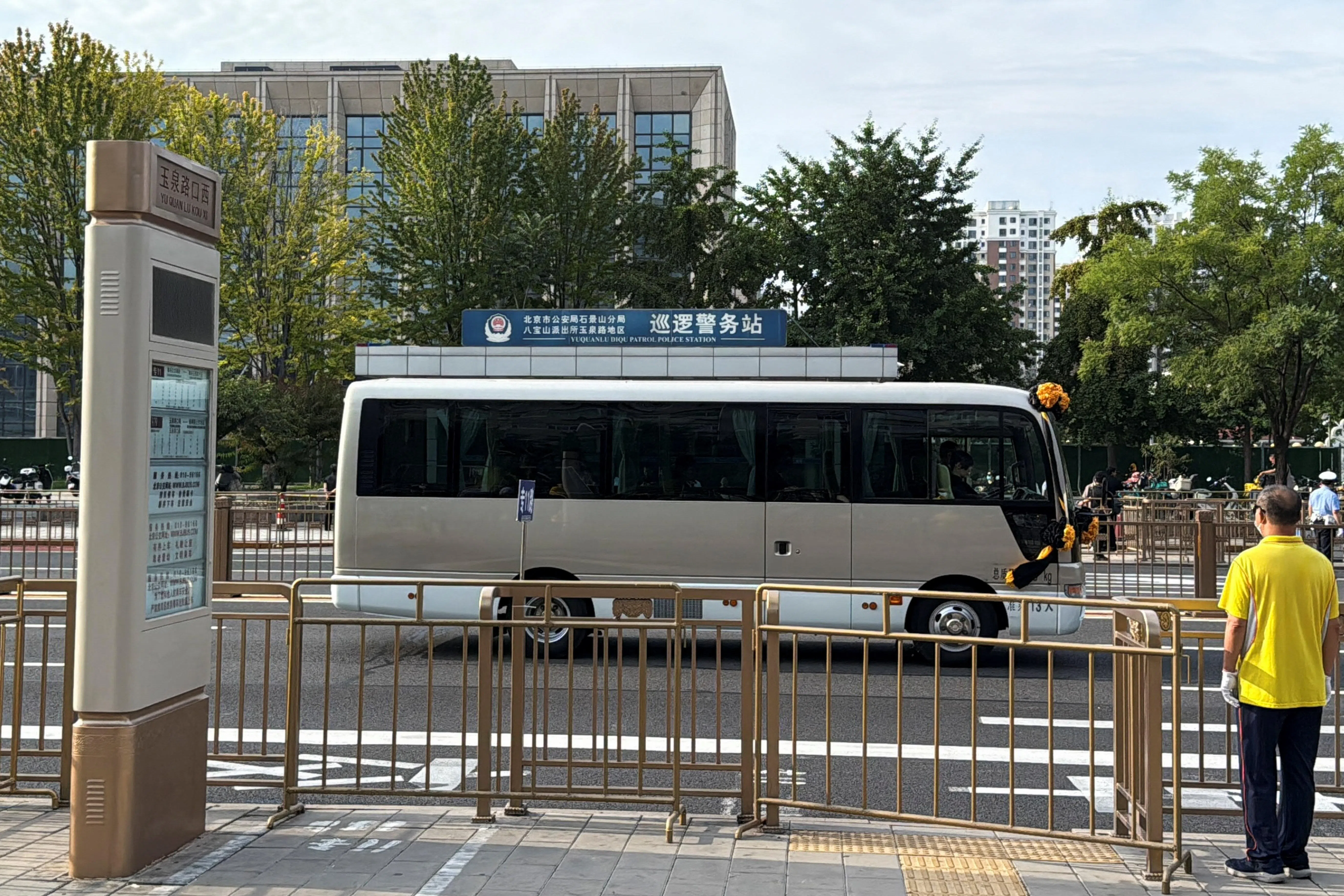 一辆相信载着朱镕基遗体的小型巴士星期二（8月18日）上午往北京八宝山公墓的方向驶去。中国国务院原总理朱镕基上星期三（12日）去世，享年98岁。他的遗体星期二在北京火化。（路透社）