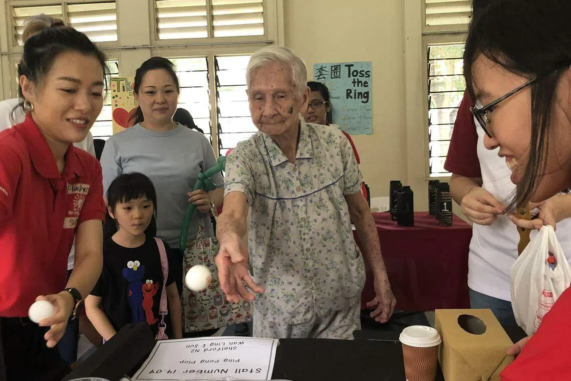 嘉年华的游戏由小朋友设计，活动当天还有小朋友陪伴年长者一起玩。（受访者提供）