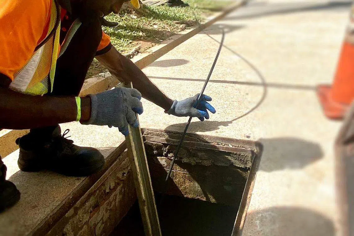 公用事业局和义顺市镇理事会进行联合检查，已经找到泥水涌入单位的原因。（公用事业局脸书）