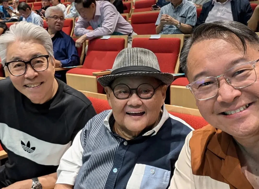 李仪文（右）曾担任《搞笑行动》导播，与林益民（中）合作多年。左一为陈澍城。（李仪文提供）