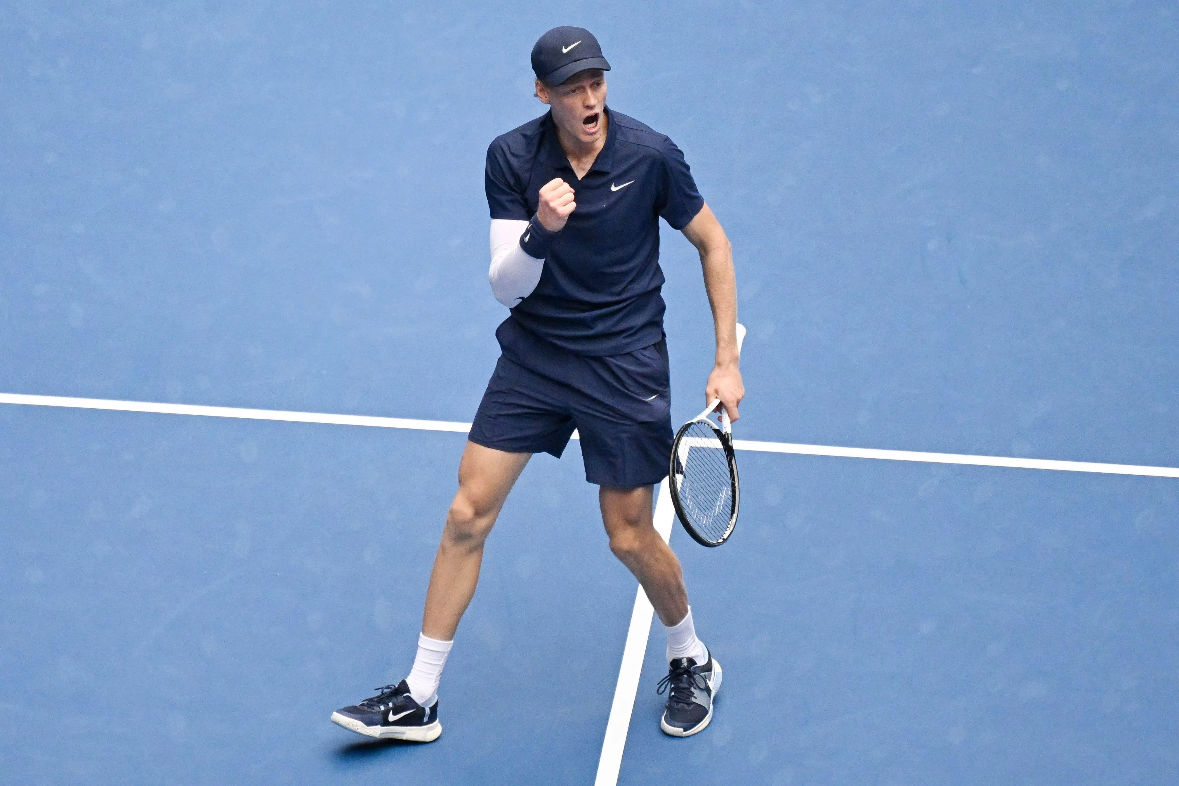 辛纳在比赛中握拳庆祝得分。（法新社）