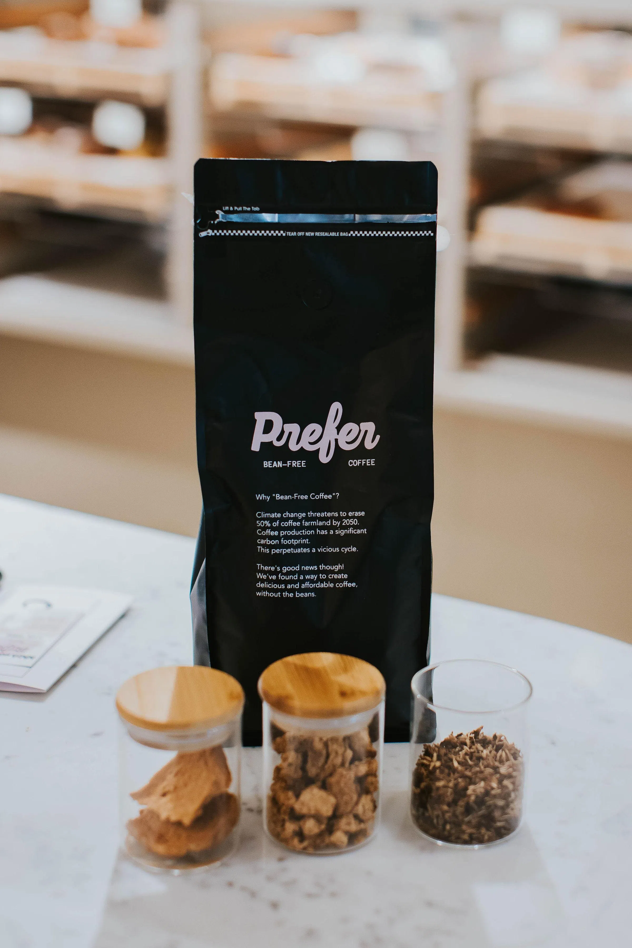 Prefer咖啡的三大原料面包（左起）、黄豆渣和麦糟含有类似咖啡气味的关键化合物。（Prefer提供）