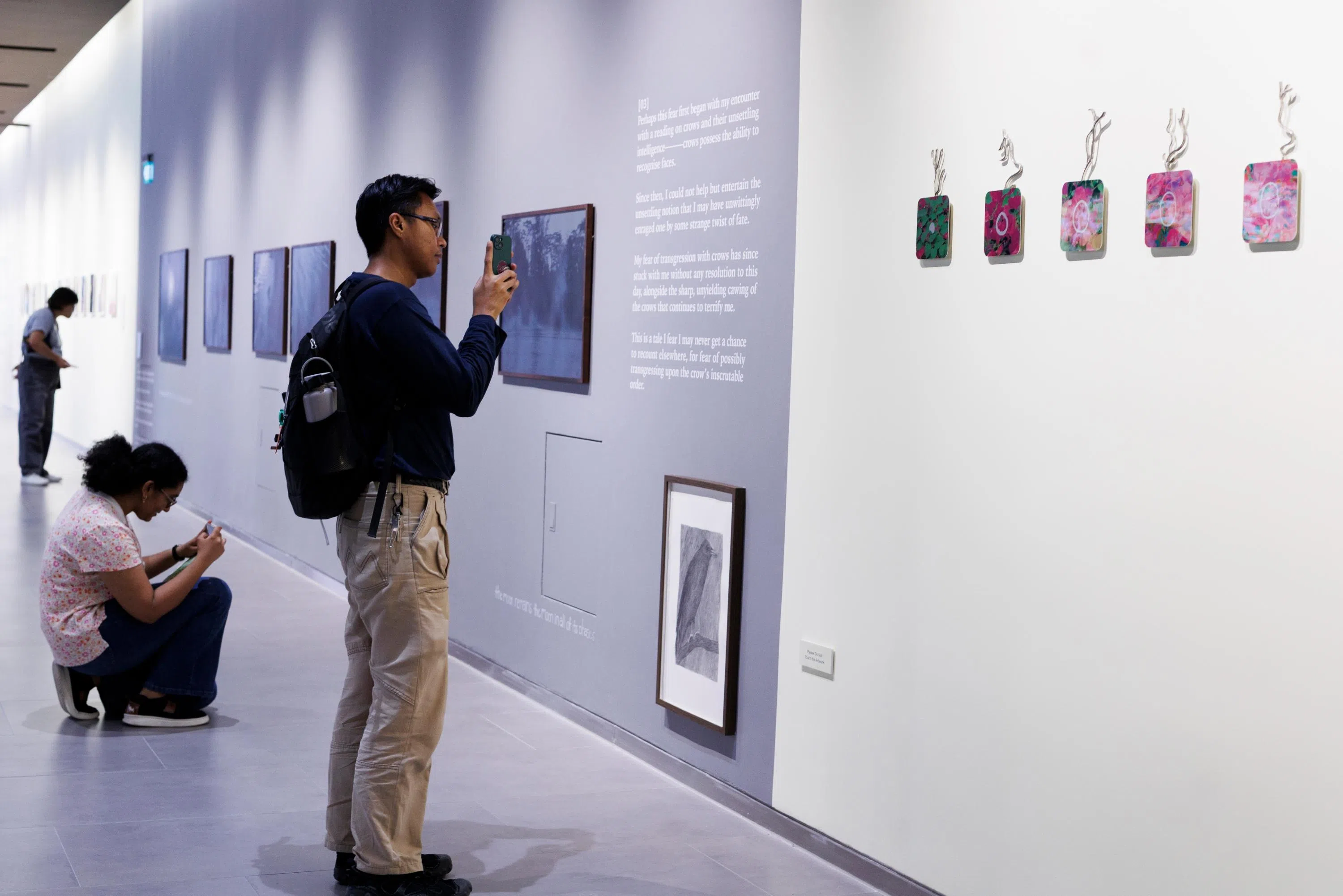 公众在欣赏陈炜和Sarah Noorhimli的摄影系列。（林树泉摄）