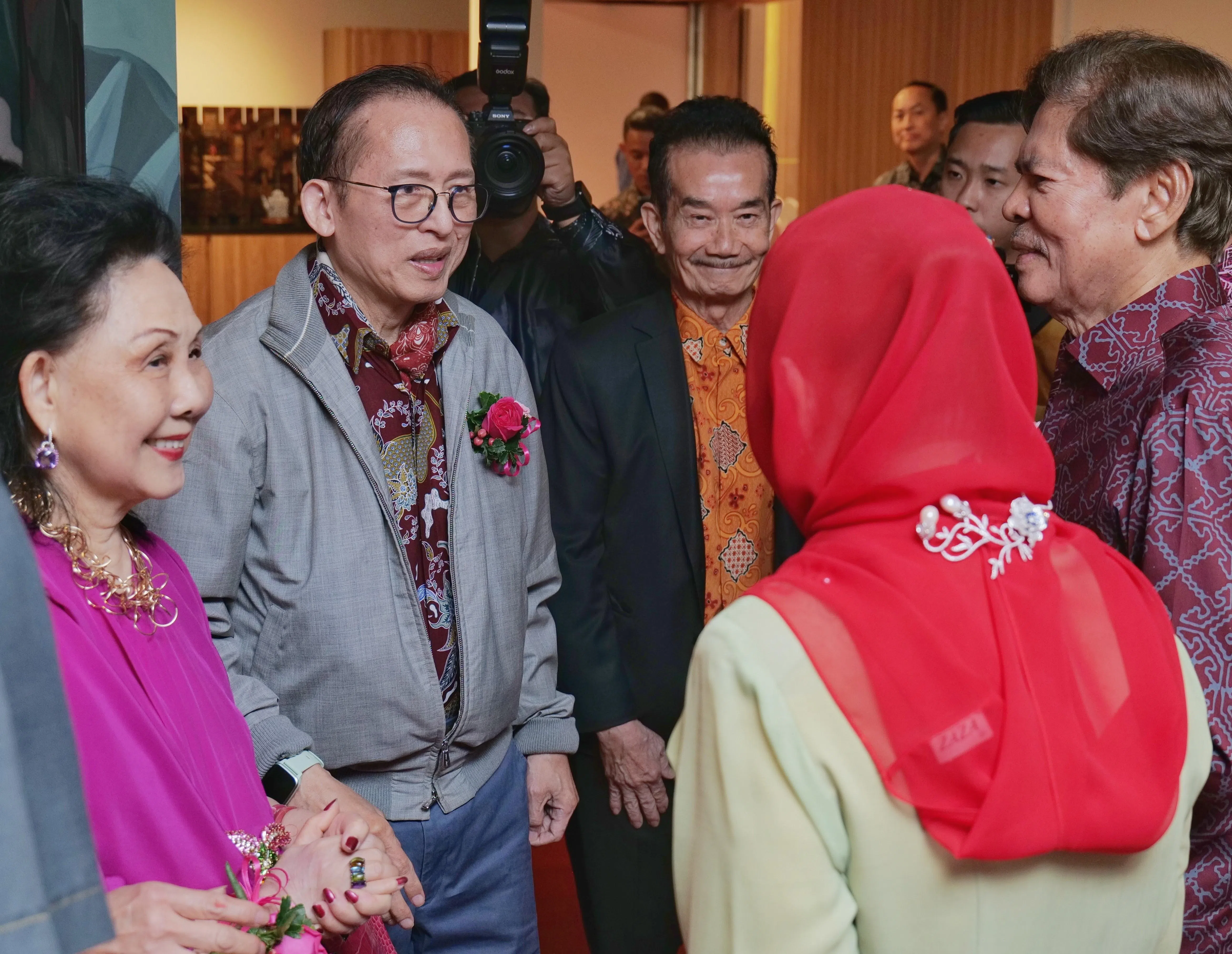 郭令明（左二）7月初为槟城M Social酒店主持开业典礼。他过后接受《联合早报》访问时说，愿景是开500家酒店。（城市发展提供）