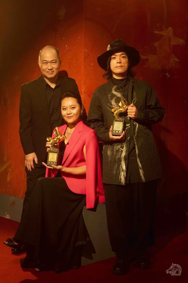 《世外》新加坡监制曾银阶（左起）、香港编剧杨宝文和导演吴启忠，喜抱“金马”合照。（金马奖官网）