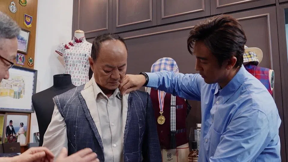 谭俊彦（右）为狄龙量身定制服装。（TVB提供）