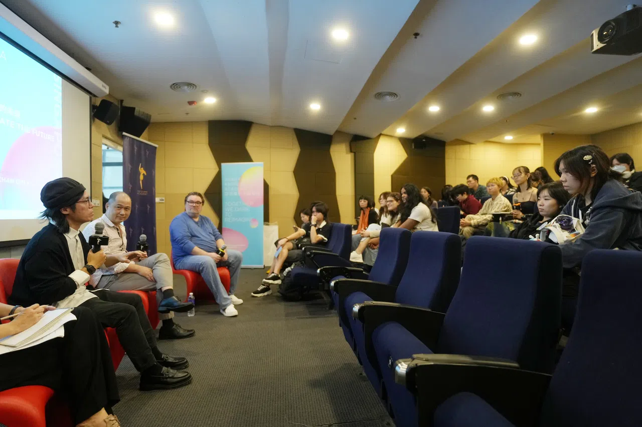 吴启忠（左一起）和曾银阶在萨尔艺术学院举行的大师班座谈会，与公众交流。（谢智扬摄）