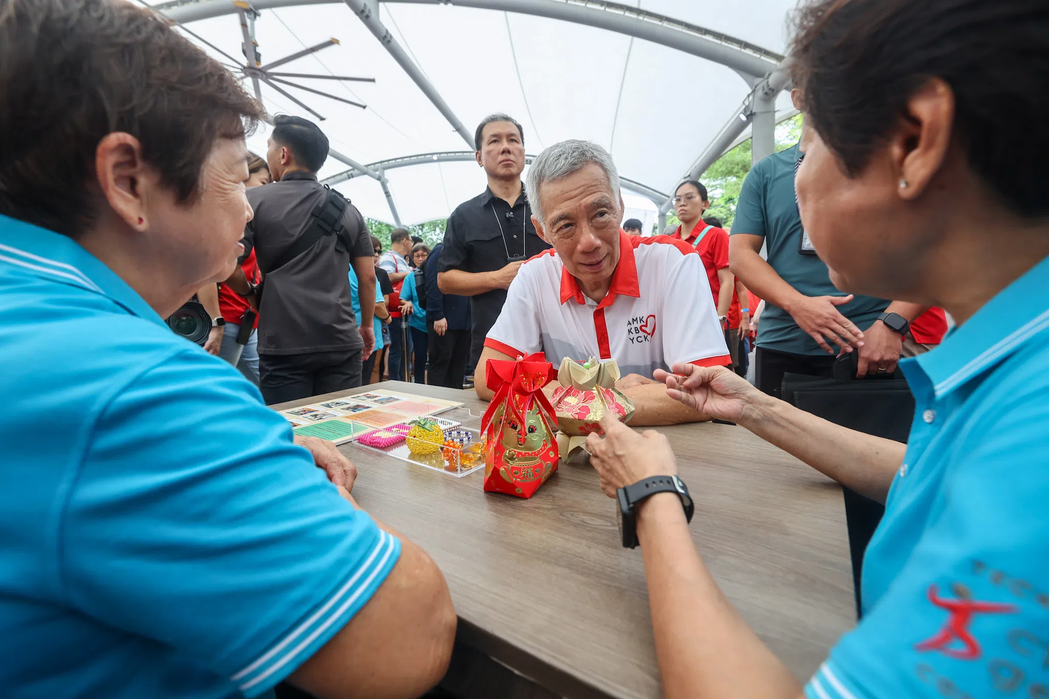 国务资政李显龙（中）星期六出席体育保健嘉年华，与在场的乐龄人士参与者互动交流。（陈渊庄摄）