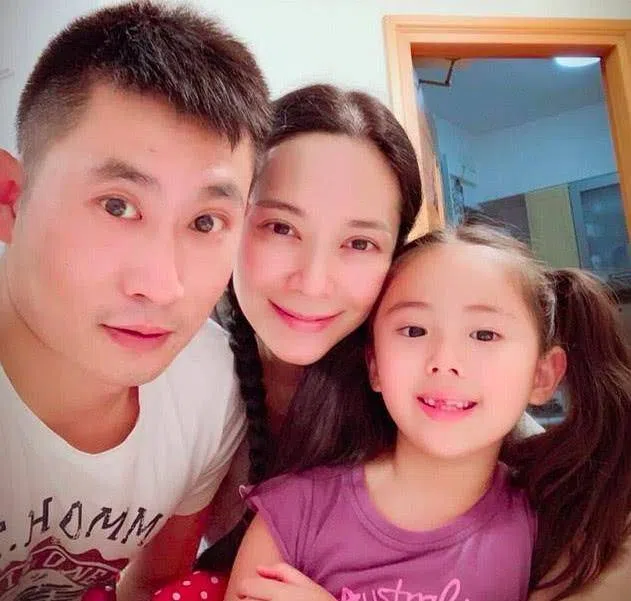 郭羡妮、老公朱少杰和女儿一家乐融融。（互联网）