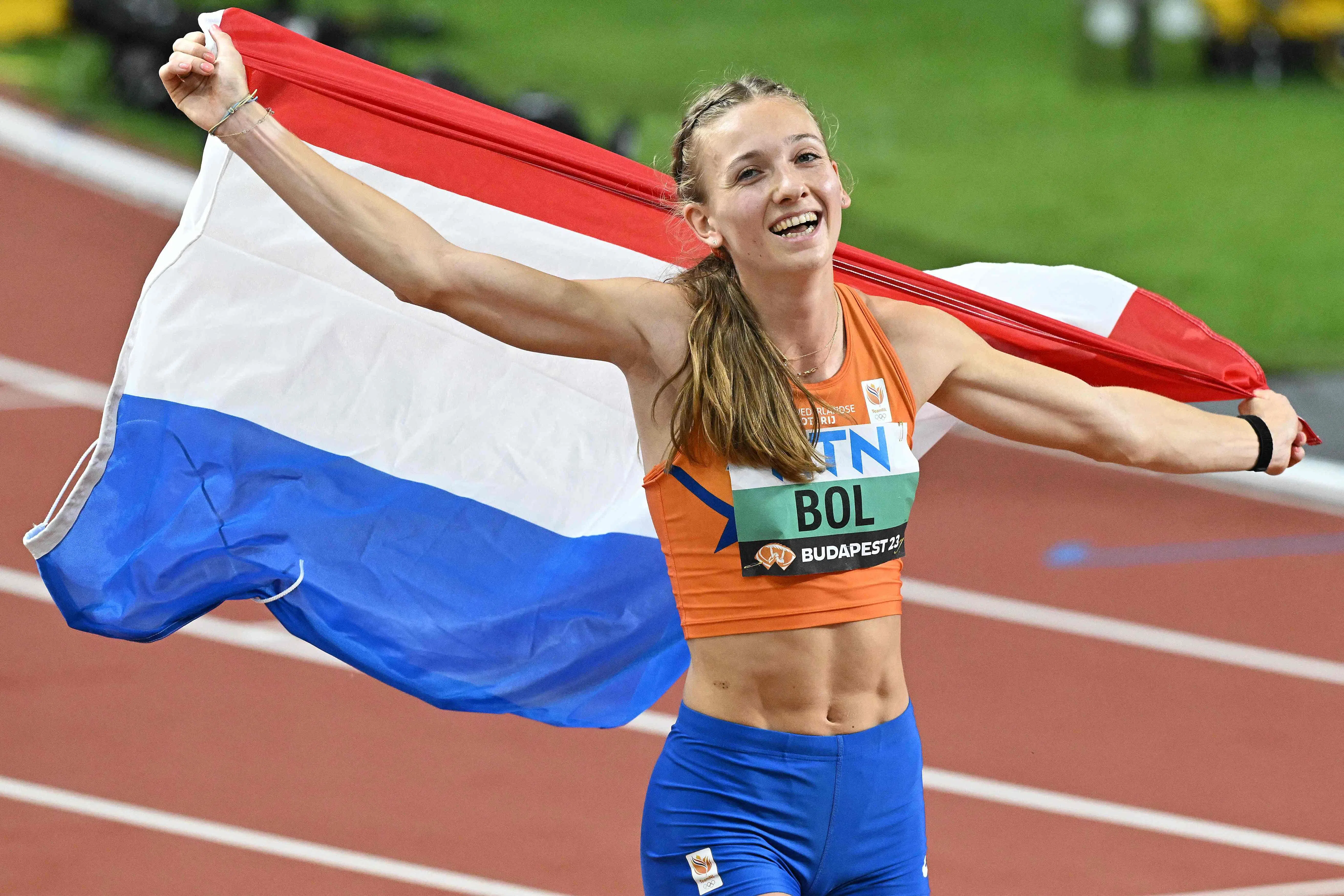荷兰女将费姆克，走出接力赛接近终点战摔倒的阴影，夺下400米栏金牌后，露出了灿烂的笑容。（法新社）