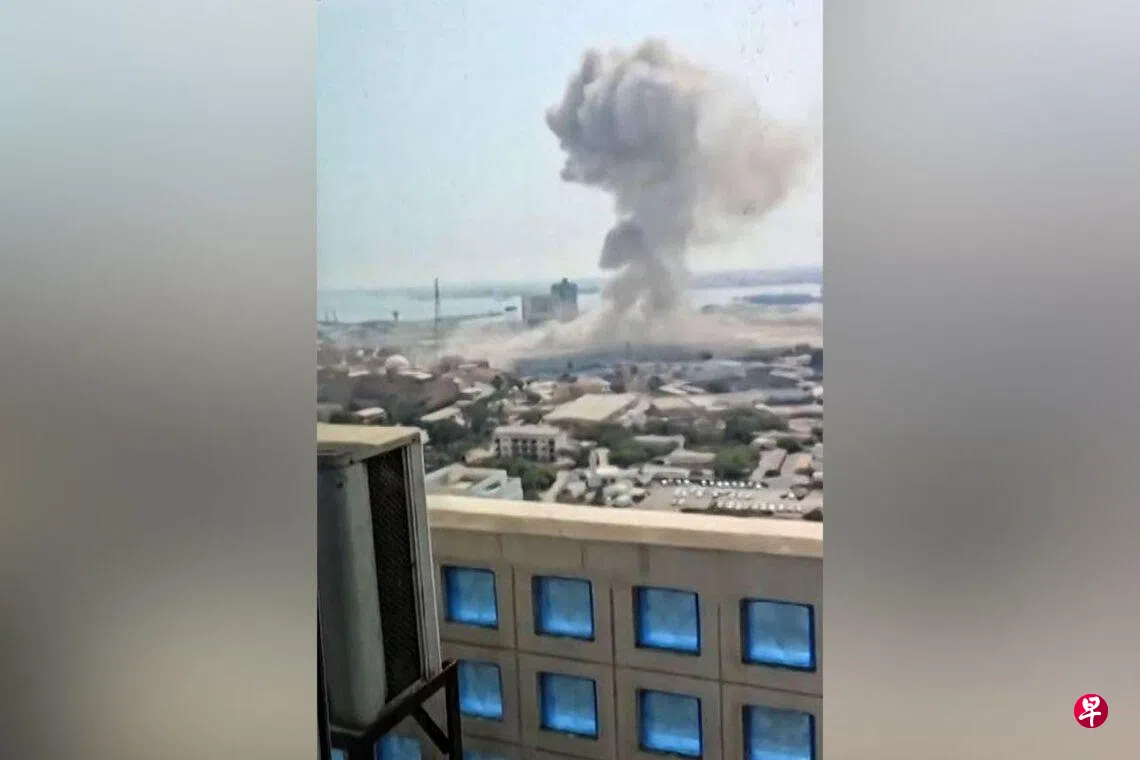 Image 16: 2月28日，社交媒体上的照片显示，巴林首都麦纳麦发生数起爆炸后，上空升起一股浓烟。 （法新社）