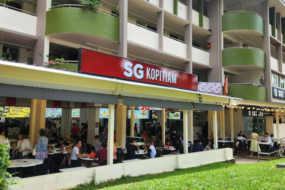 红山中心的SG Kopitiam集合多个知名小贩美食品牌于一屋檐下。（陈爱薇摄）