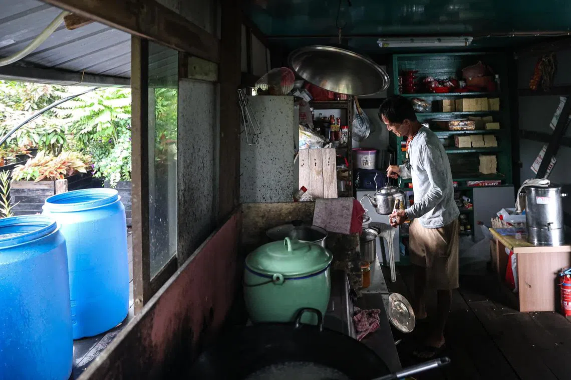林鑫源开工前烧水给自己泡咖啡，用简单的早餐开启新的一天。（关俊威摄）