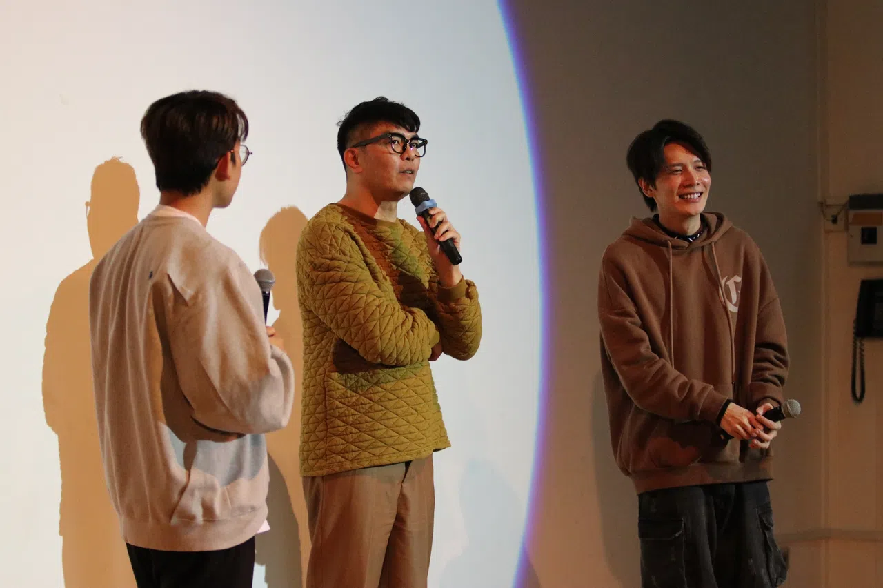 导演陈子谦（中）介绍本地歌手饶梓杰（右）与范平庚。（淡滨尼美廉初级学院提供）