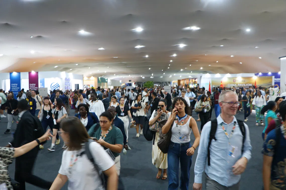 与会者听闻失火后，蜂拥至进出口处。（蔡玮谦摄）