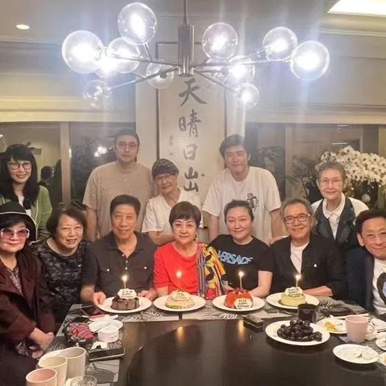 甄珍（红衣者）和儿子章立衡（后排左二）出席姜大卫（前排右二）的庆生聚会。（互联网）