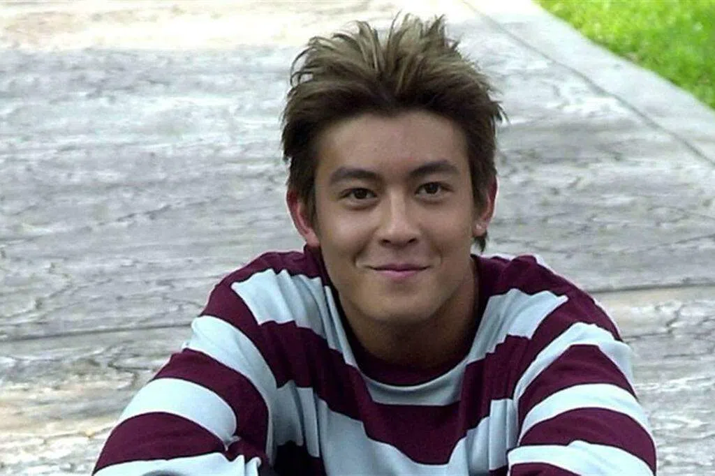 43岁陈冠希零修图滑雪照显老态 撞脸赵本山