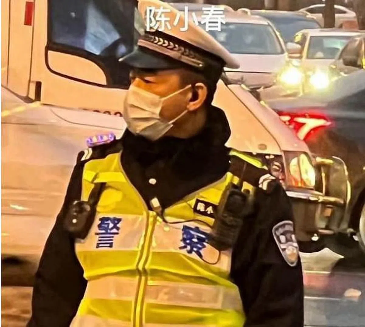 陈小春在节目中体验交通警察的工作。（互联网）