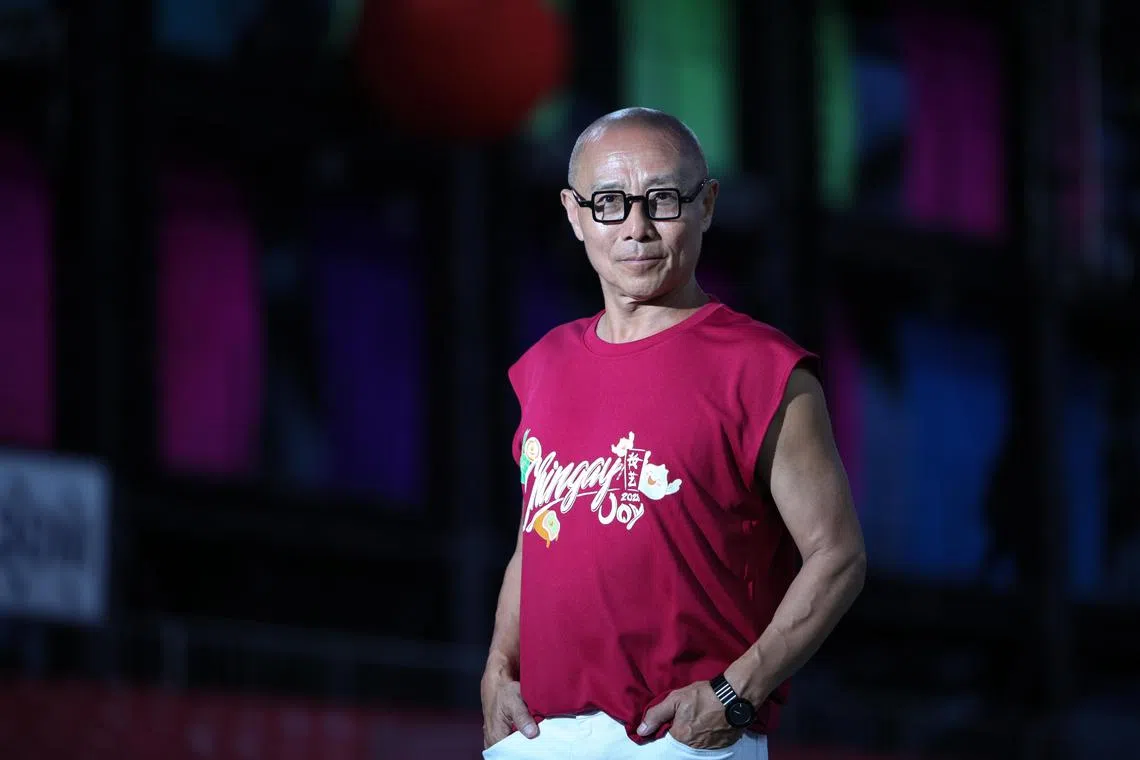 妆艺艺术总监范东凯特意将60头舞狮纳入开场表演，向我国的另一个称呼“狮城”致敬，每一头舞狮象征新加坡独立后的每一年。表演也同时展现了本地的传统艺术和创新元素的融合。（关俊威摄）