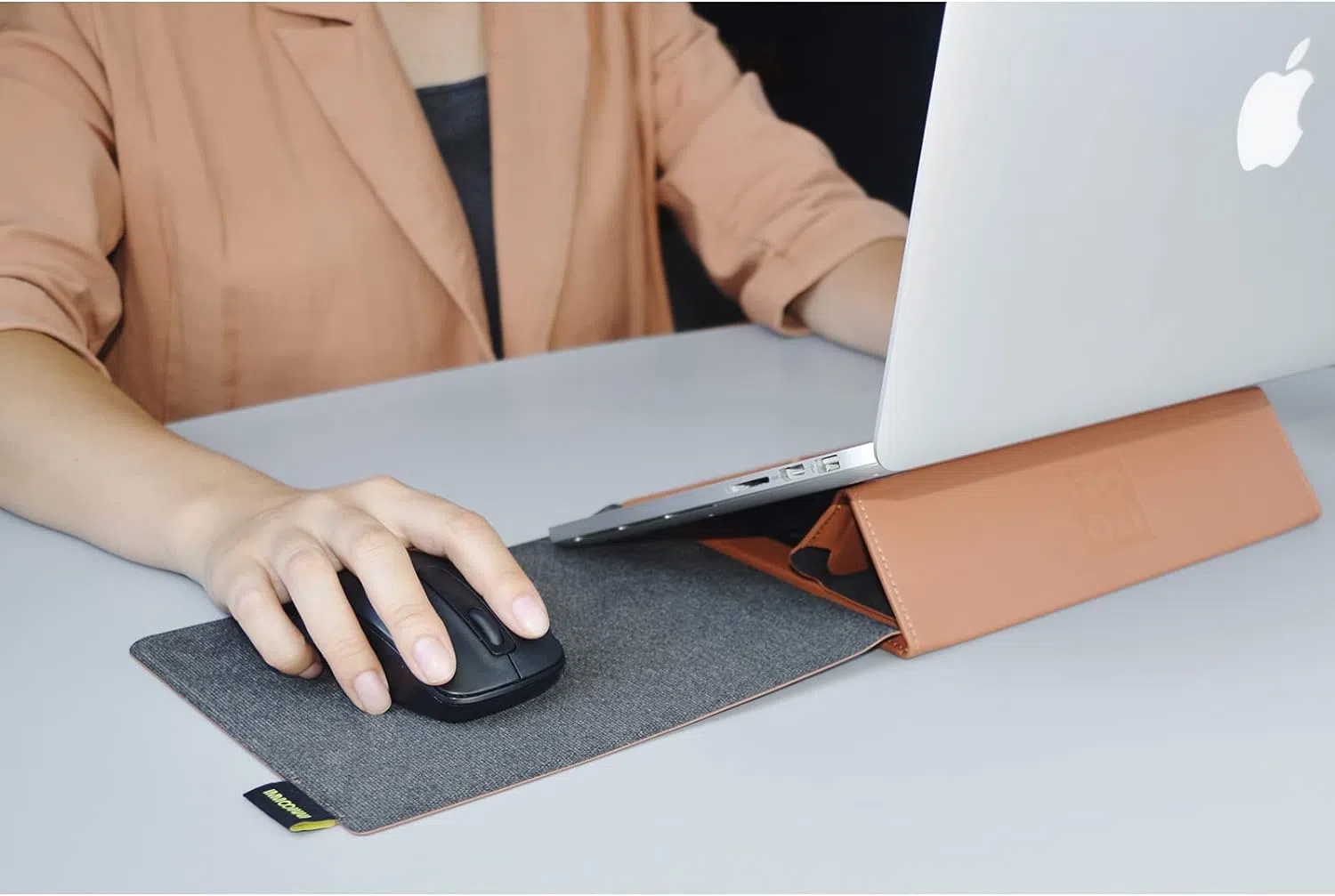 电脑包折叠后变成支架和鼠标垫。（取自Amazon）