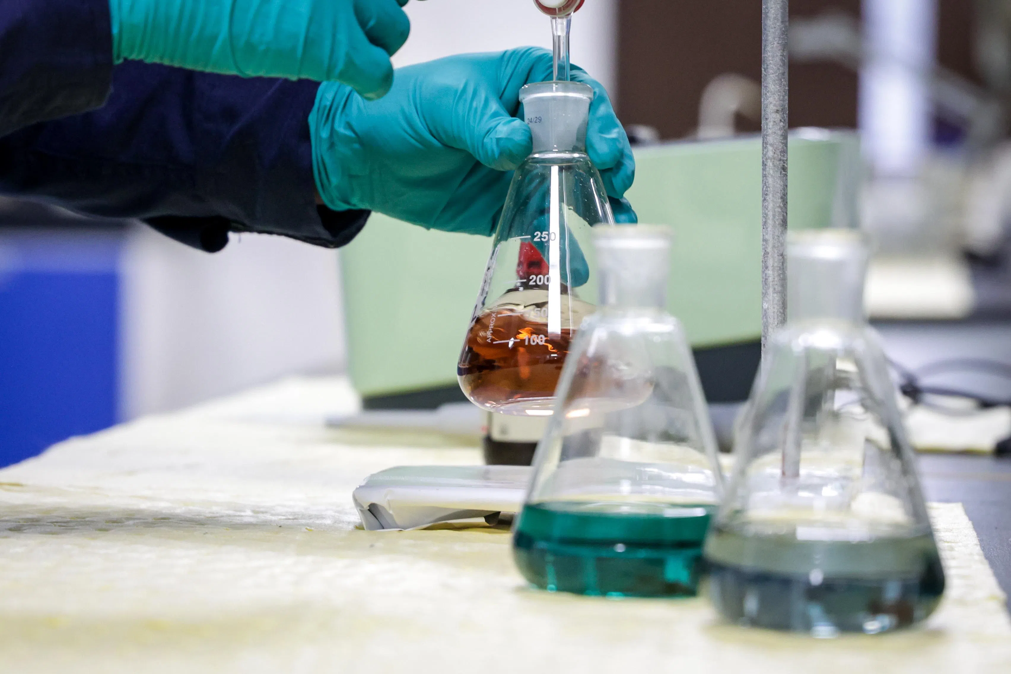 预科公司有专门的实验室，对送入厂的废水进行取样分析，除了核实客户申报的废水成分外，也会以此决定用什么方案预处理废水。（叶振忠摄）