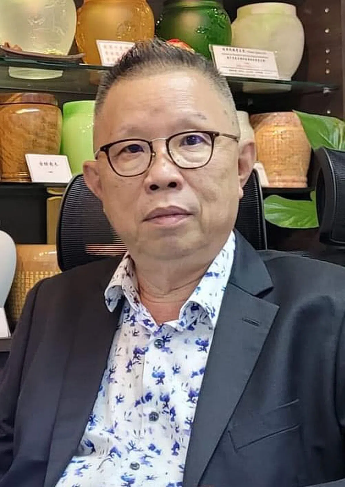 五福寿板店创办人郭绪泽亲自设计数十款棺木，供丧家根据经济能力选择。（受访者提供）