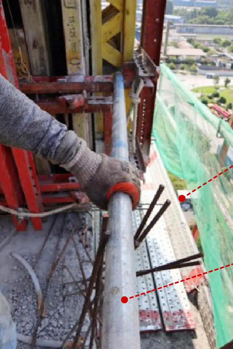 工人使用一条约两米长的镀锌铁管拆除模板，过程中一时没抓稳，铁管松脱坠落。（取自工作场所安全与卫生理事会通报）