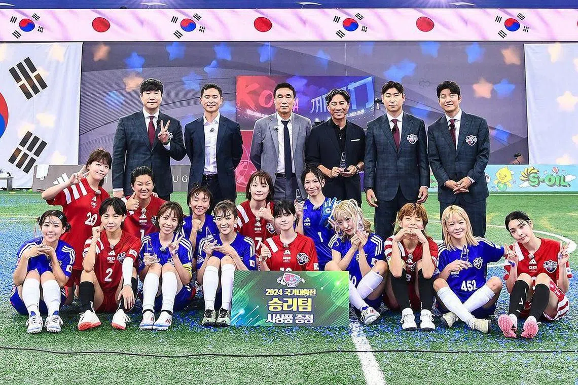 韩国和日本球员赛后合照。后排左起为比赛转播员裴晟宰、韩国主帅李荣杓、节目足联GIFA委员长河锡舟、日本主帅前园真圣、特别转播员兼球队教练李根镐和朴柱昊。（取自真嶋优Instagram）